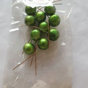 10 pcs Metallic Dark green round 1 cm diameter faux balls