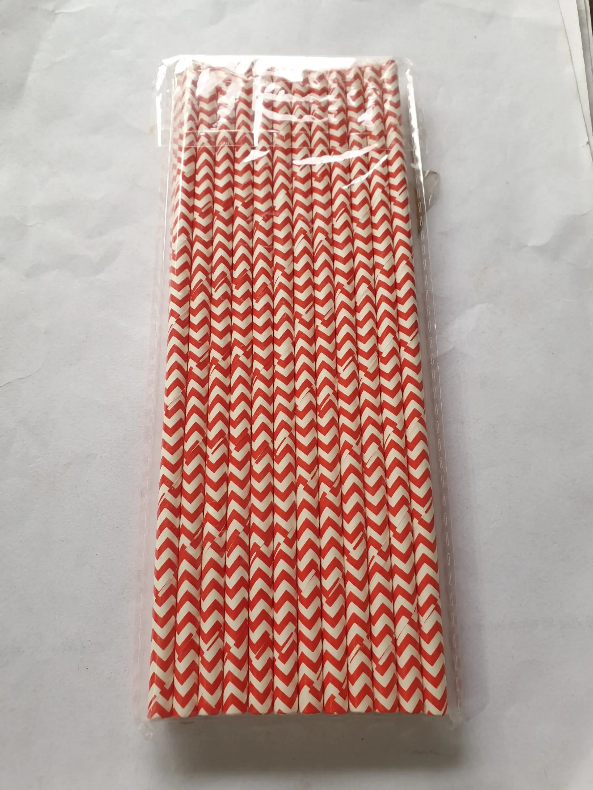 25pcs Red and White Zig Zag Printed Straws